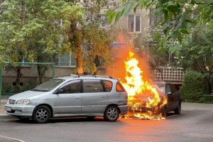 
                    В Алматы сгорел автомобиль
                