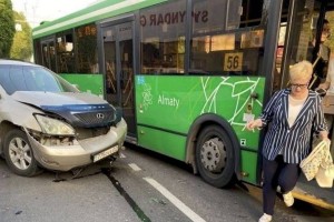 
                    Автобус и автомобиль не поделили дорогу в центре Алматы
                