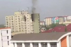 
                    Более 60 человек эвакуировали из горящей высотки в Алматы
                