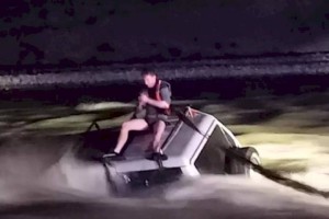 
                    Внедорожник застрял посреди реки Каратал в Талдыкоргане
                