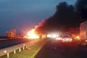 
                    Фура с бытовой техникой сгорела на трассе в Туркестанской области
                