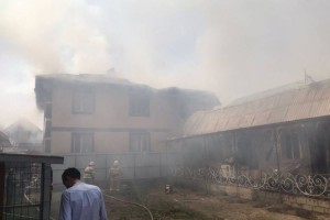 
                    Пожар в частном секторе перекинулся на кровлю жилого дома в Алматы
                