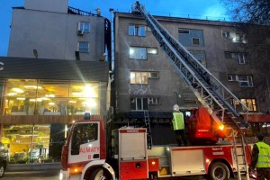 
                    Кровля многоэтажки загорелась в центре Алматы
                