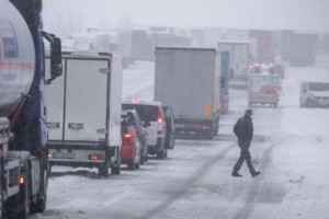
                    Более 400 машин скопилось на погранпереходах Казахстана
                