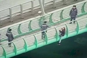 
                    В Нур-Султане полицейские спасли мужчину от прыжка с моста
                