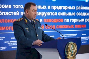 
                    Глава МЧС: Ни один человек в снежном заторе не погиб
                