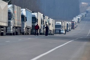 
                    Более 320 машин скопилось на погранпереходах Казахстана
                