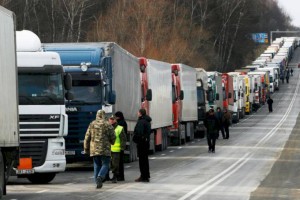
                    Сколько машин ожидают очереди на выезд из Казахстана
                