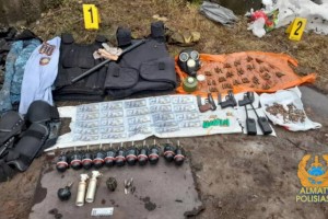 
                    В Алматы полицейские нашли очередной схрон с оружием и боеприпасами
                