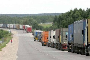 
                    Более 350 машин cкопилось на погранпереходах Казахстана
                