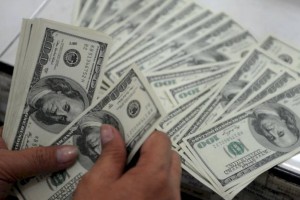 
                    Казахстанцы пытались вывезти за границу почти миллион долларов наличными  
                