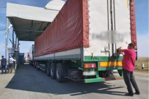 
                    Более 350 машин скопилось на погранпереходах Казахстана
                