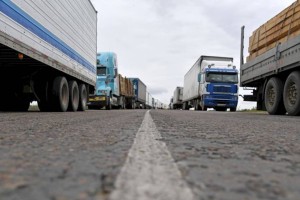 
                    Более 360 машин скопилось в очереди на выезд из Казахстана
                