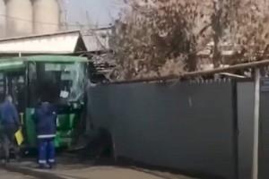
                    Пассажирский автобус врезался в забор жилого дома в Алматы
                