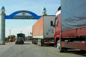 
                    Казахстан предложил России ускорить процесс прохождения досмотра грузов на границе
                