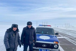 
                    Алматинца вызволили из снежного плена акмолинские полицейские
                