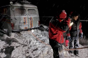 
                    Машину с женщинами вызволили из снежного плена близ Алматы
                