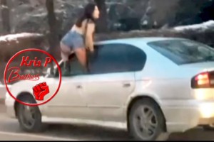 
                    Полуголая девушка выбралась на полном ходу из окна машины в Алматы
                