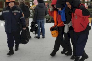 
                    Пострадавшего туриста спустили спасатели с ледника Богдановича близ Алматы
                