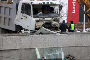 
                    Грузовик врезался в бетонную стену в Алматы
                