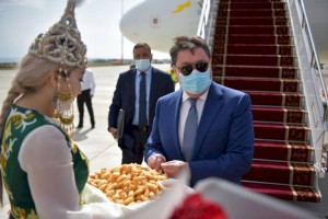 
                    Аскар Мамин прибыл в Кыргызстан
                