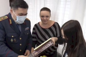 Мы не могли пройти мимо: Как алматинки спасли полицейских от разъяренной толпы