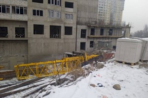 В Алматы рухнул строительный кран