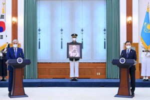 
                    Токаев принял участие в церемонии, посвященной памяти национального героя Кореи Хон Бом До
                