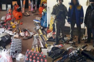 
                    Домашнюю утварь и арсенал оружия изъяли у мародера в Алматы
                