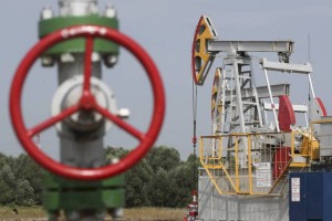 Впервые с мая цена нефти опустилась ниже 65 долларов за баррель