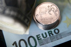 По какому курсу покупают и продают доллары, евро и рубли в обменниках Алматы
