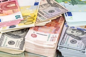 За сколько покупают и продают три основные валюты в обменниках Алматы