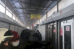 Пожар произошел в торговом доме на барахолке в Алматы