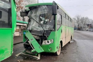 Два автобуса столкнулось в Алматы, пострадали около 20 человек