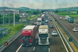 
                    Более 370 грузовиков застряли на погранпереходах РК с сопредельными странами
                