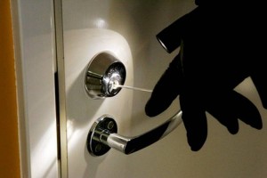 Рецидивист, маскируясь под женщину, обворовывал дома в Алматы