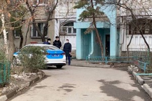 Женщина с тремя детьми выбросилась из окна в Алматы