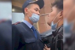 
                    Пранкеры с колонкой пугали пассажиров метро в Алматы
                