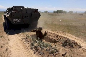 
                    Будущих десантников испытали «обкаткой танком»
                