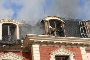 
                    Пожар разгорелся в строящемся доме частного сектора в Алматы
                