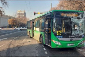 
                    На одном из центральных перекрестков Алматы столкнулись автобус и троллейбус
                
