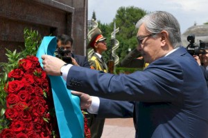 
                    Касым-Жомарт Токаев возложил венок к монументу Исмоила Сомони в Душанбе
                