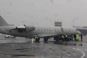 Самолет столкнулся с автомобилем в аэропорту Алматы