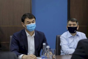 
                    Посол Казахстана привился узбекско-китайской вакциной в Ташкенте
                