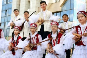 Как алматинцы отмечают День домбры