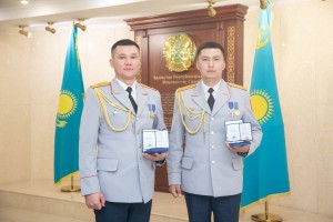 Предотвратили похищение человека: глава МВД вручил госнаграду алматинским полицейским