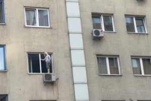 
                    Рискуя жизнью, полицейские спасли девушку от суицида в Алматы
                