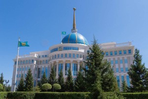 Токаев наградил ряд казахстанцев в честь Дня Республики
