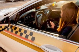 
                    Алматинские полицейские задержали напавших на девушку-таксистку
                