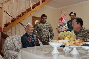 96-летнего ветерана войны поздравили с Днем Республики офицеры Минобороны